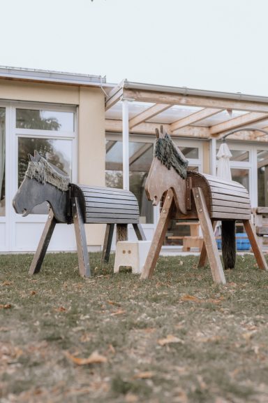 Holzpferde im Kindergartengarten