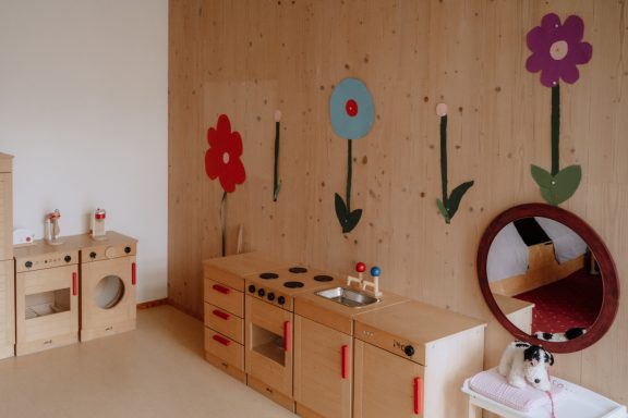 Spielecke mit Küche aus Holz