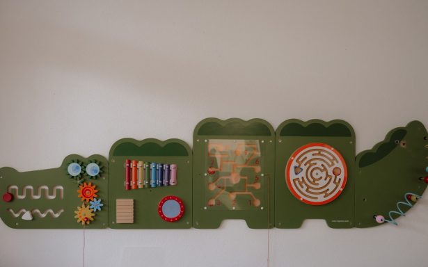 Wandspiel in Form eines Krokodils