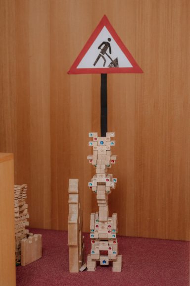 Bauecke mit Straßenbauschild