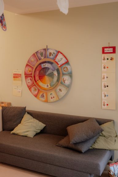 graues Sofa mit Kissen